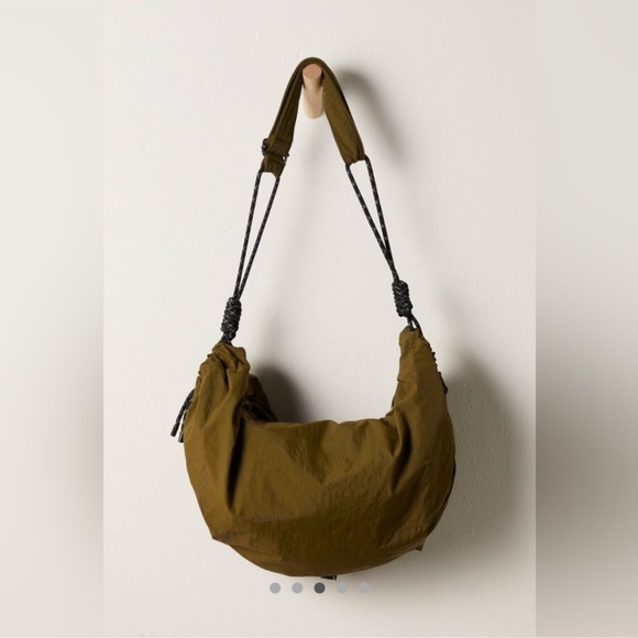 Free people happy landing, sling bag in olive - Picture 2 of 6